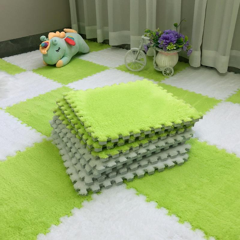 Мягкий тканевый клетчатый коврик для пола серого и бежевого цвета с соединяющимися плитками