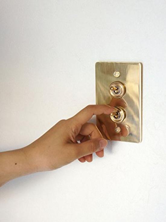 Выключатель с латунной пластиной Axis Homestead, Двойной тумблерный выключатель, HS2336, Золото, Пластина: приблизительно. Ш7,5 x В12см  Расстояние от стены до кончика выключателя: приблизительно. 2.5cm