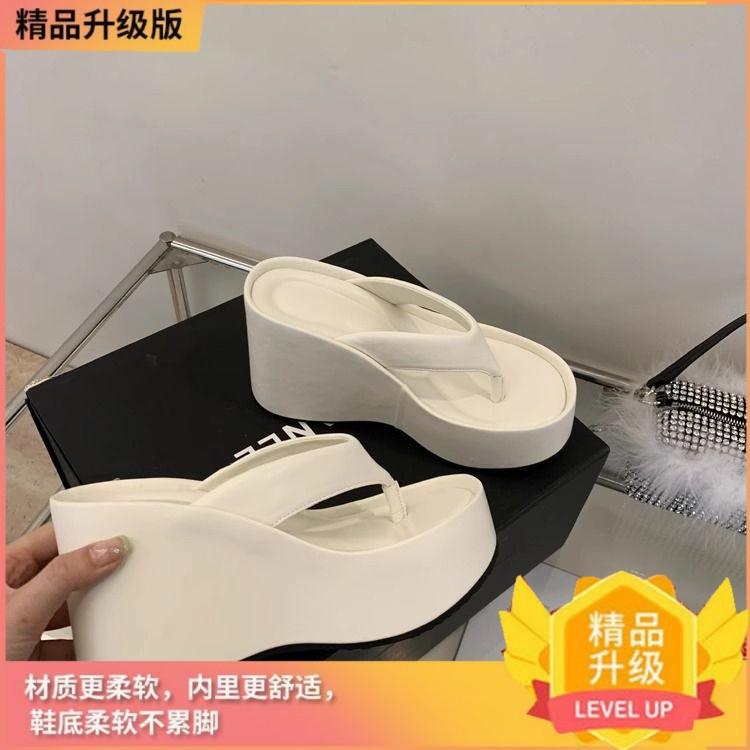 Интернет-знаменитость новый наклон носка толстая подошва крутые шлепанцы женские летние носить зажим для стопы 2025 высокий каблук пляжные шлепанцы