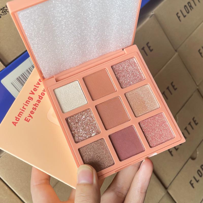 Палетка теней для век Gogotales GoGo Dance Christmas Chocolate 605: Матовая, Перламутровая, Землистые тона и Глиттер Палетка из девяти цветов.