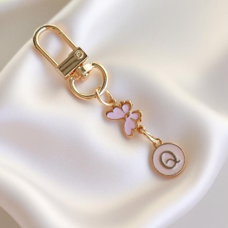 Металлический розовый брелок для ключей в виде бабочки, модный брелок с инициалами от A до Z, держатели для ключей от машины, подвеска для сумки, висячий декор, подарок для пары