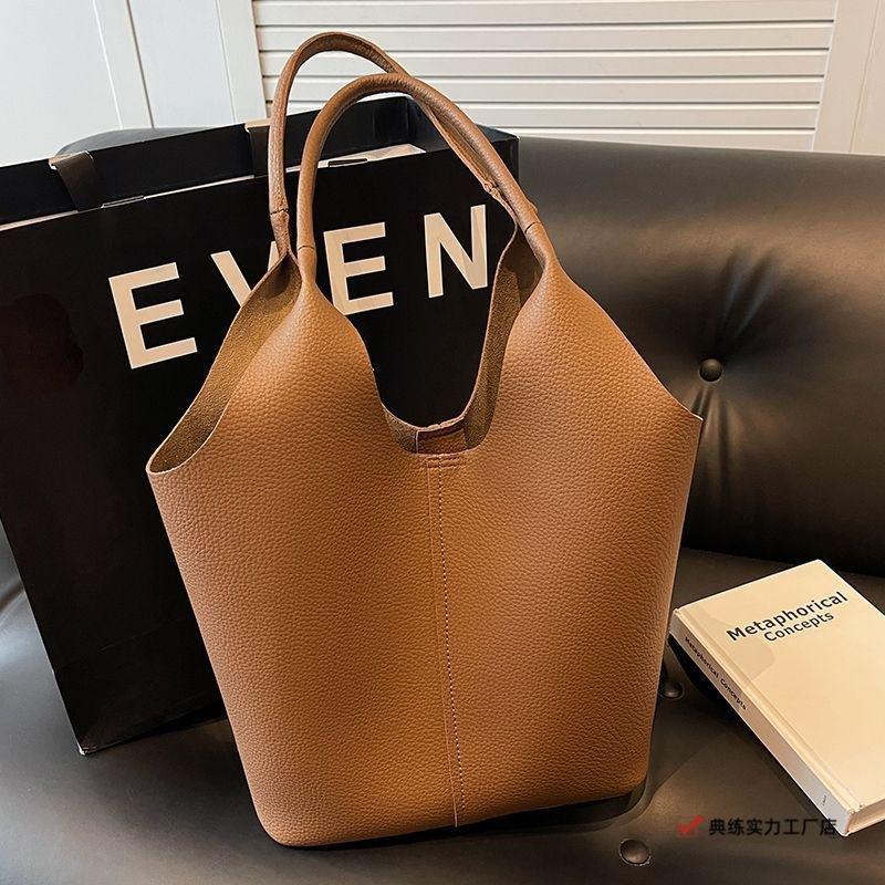 Large Capacity Bag Women's New Korean Version Fashion One Shoulder Armpit Bag Casual Commuting Soft Surface Portable Bucket Bag