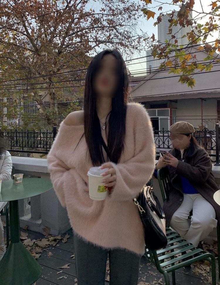 Женский осенний пуловер с V-образным вырезом и открытыми плечами – Нежный, свободный, белый вязаный топ с длинными рукавами