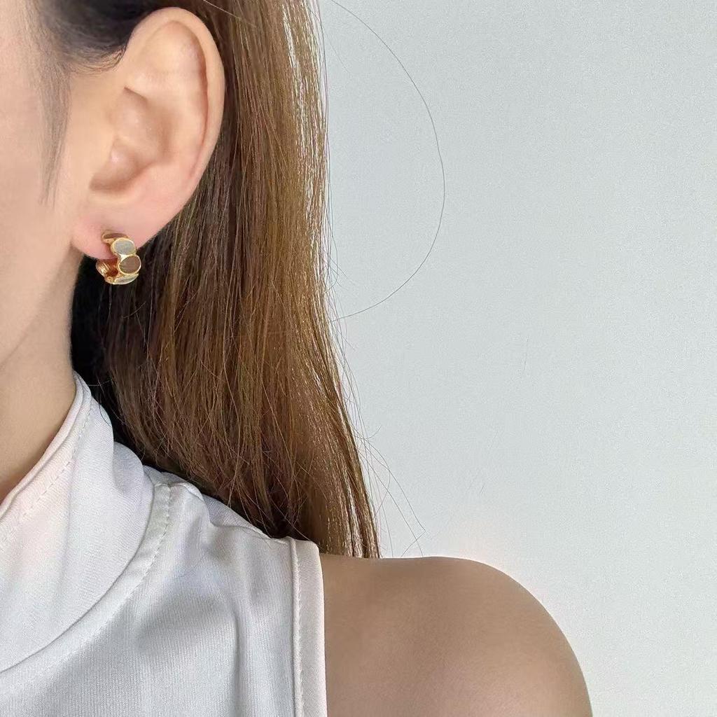 Французские ретро серьги-пусеты C-образной формы Myer Brown - Универсальные, простые, нишевый дизайн высокого класса для женщин.