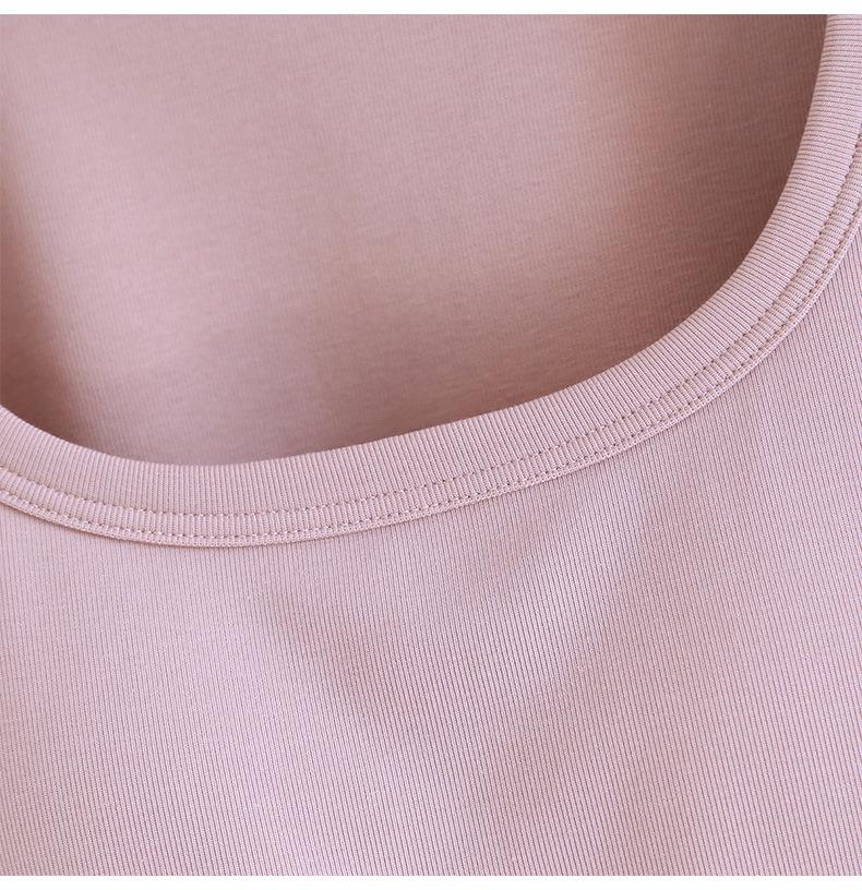 Женская футболка с коротким рукавом, подкладкой под грудь, неровным подолом, квадратным воротником и лифом-бюстгальтером — идеальный вариант для лета.