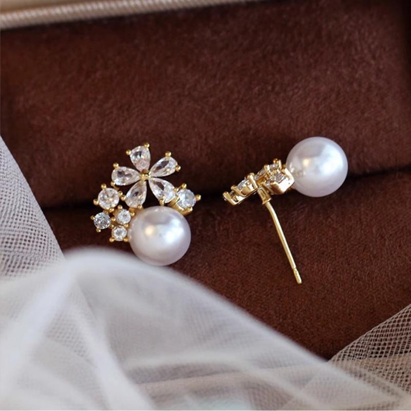 2025 Новые изысканные серьги-пусеты в виде белых цветов, похожих на жемчуг, для женщин, блестящие геометрические серьги-лепестки из циркона, модные, для вечеринок