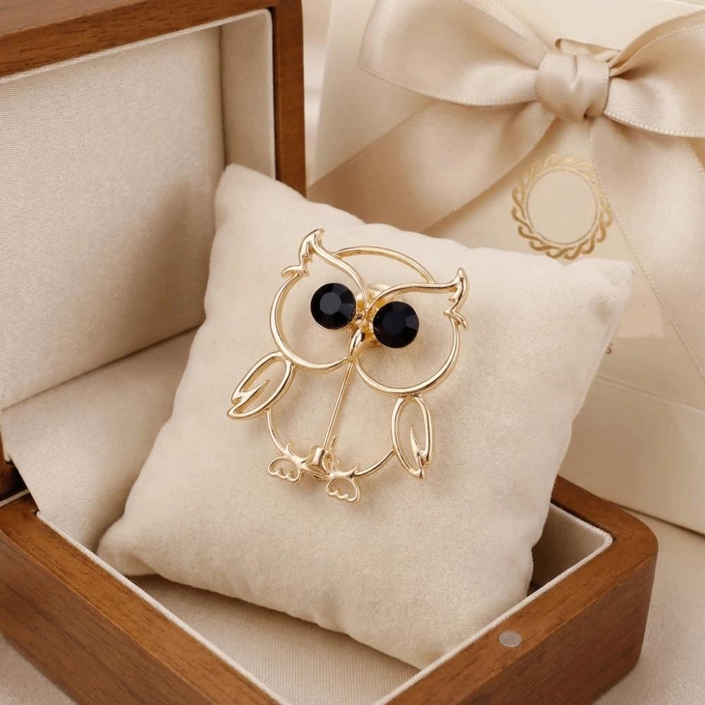 Hollow Animal Metal Pin Light Luxury Owl Badge Pin Fashion Jewelry Owl Rhinestone Brooch Gifts