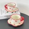 Девочкино сердце Расписанная вручную красная чашка любви Блюдце Ручной работы Неправильной формы Керамическая чашка с блюдцем для послеобеденного чая Свадебный сувенир