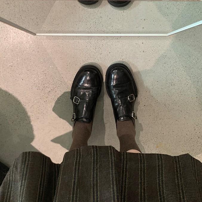 Овчина~ Настоящая кожа на двух пуговицах Британские маленькие кожаные туфли для женщин ленивых людей, на одном педале, лоферы на платформе, одинарные туфли с гравировкой Брок