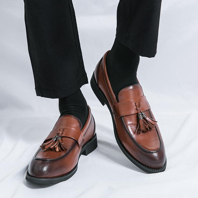 Элегантные лоферы с кисточками для мужчин, массажная подошва, удобные мужские кожаные повседневные туфли, ретро-коричневые, для улицы, для работы.
