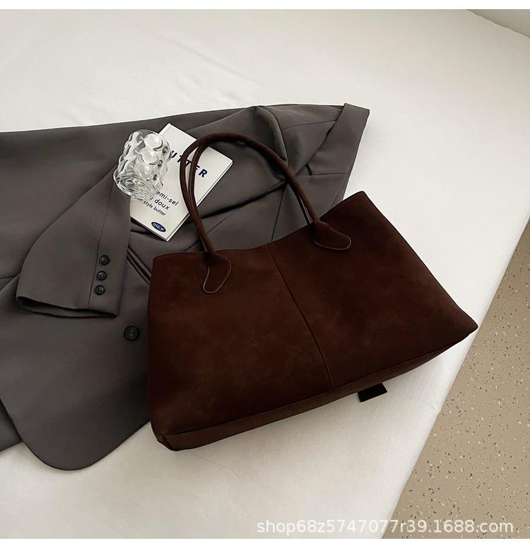 Ретро матовая сумка женская большой вместимости 2025 новая модная популярная простая сумка через плечо сумка-тоут для通勤