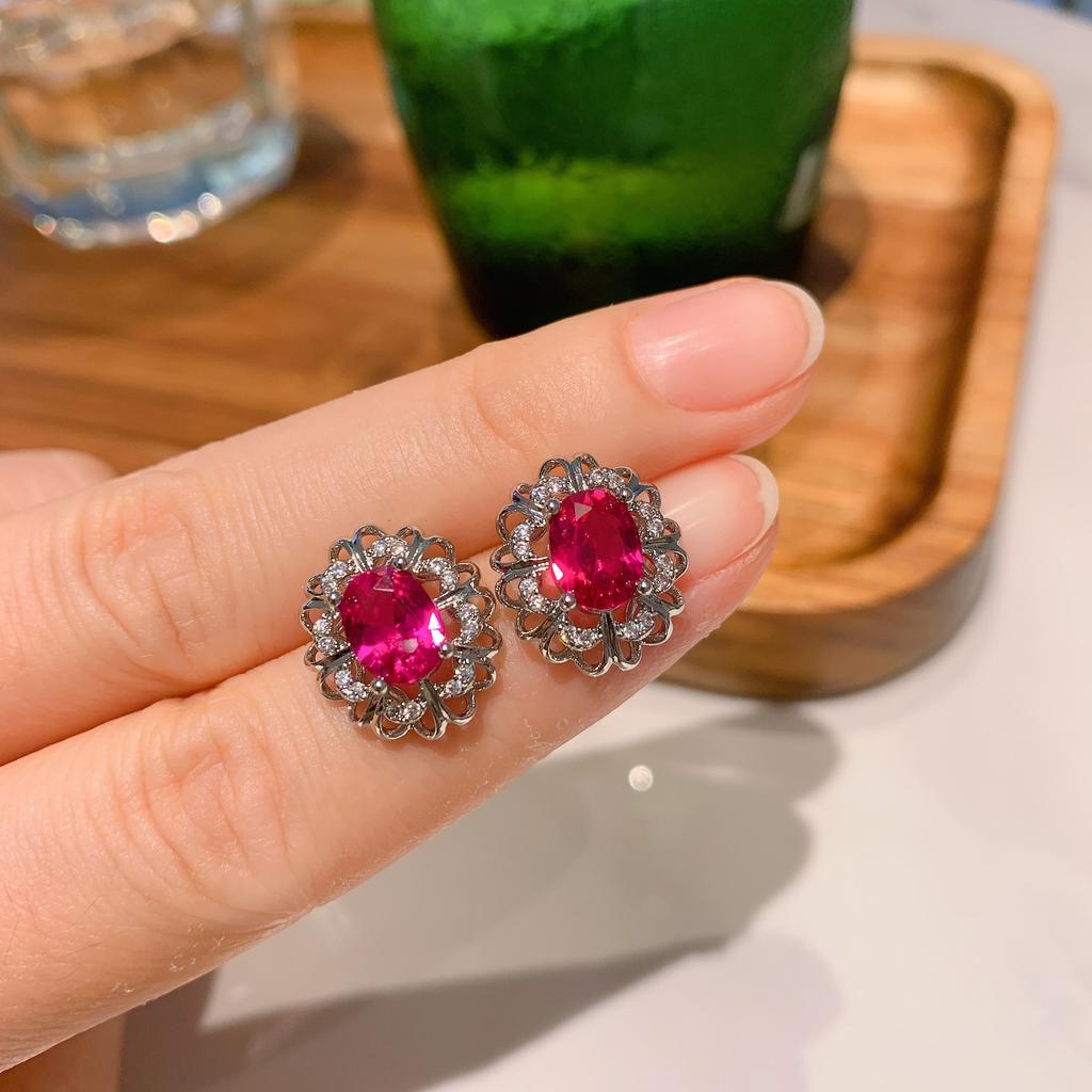 Ювелирные изделия Трехкомпонентное кольцо с рубином цвета голубиной крови, серебряные серьги-иглы с рубиновым корундом, имитация рубинового ожерелья