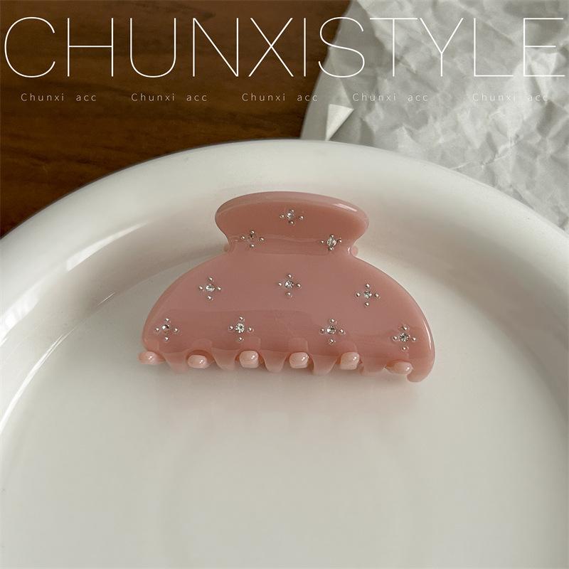 Поделиться Красота Ацетат Candy Заколка для волос: Элегантная, украшенная бриллиантами, компактная заколка-акула идеально подойдет для придания свежего вида вашей прическе.