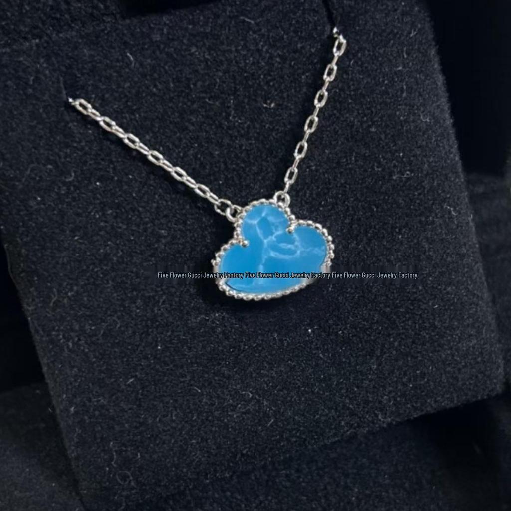 Ожерелье «Четырехлистный клевер» Van Cleef: Золотой кулон с дизайном в виде пяти цветков, с белым перламутром, красным агатом и бриллиантом для женщин.