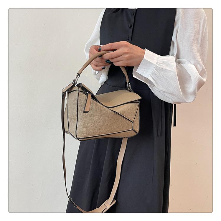 Портативная сумка через плечо с узором личи, модная и практичная.