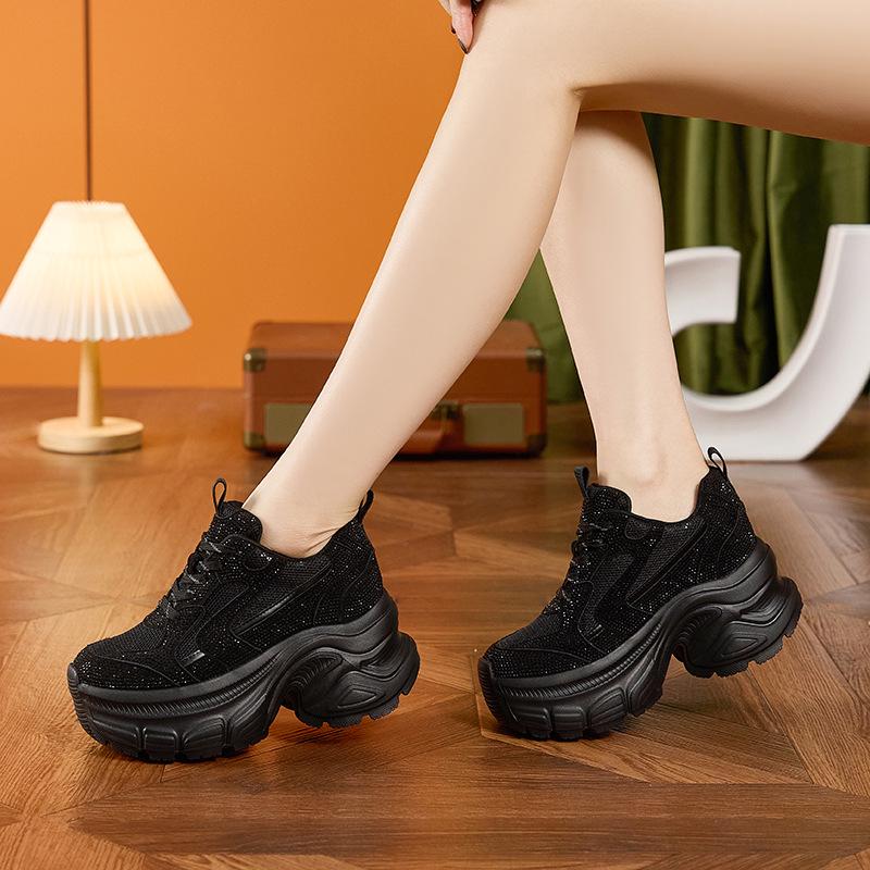 Женские легкие модные кроссовки на платформе со стразами и сеткой 2025 года — универсальный дизайн с толстой подошвой, визуально увеличивающий рост