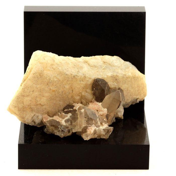 Pierres et Minéraux. Fluorite rose, Calcite, Quartz. 296.7 ct. Massif du Mont-Blanc, France..