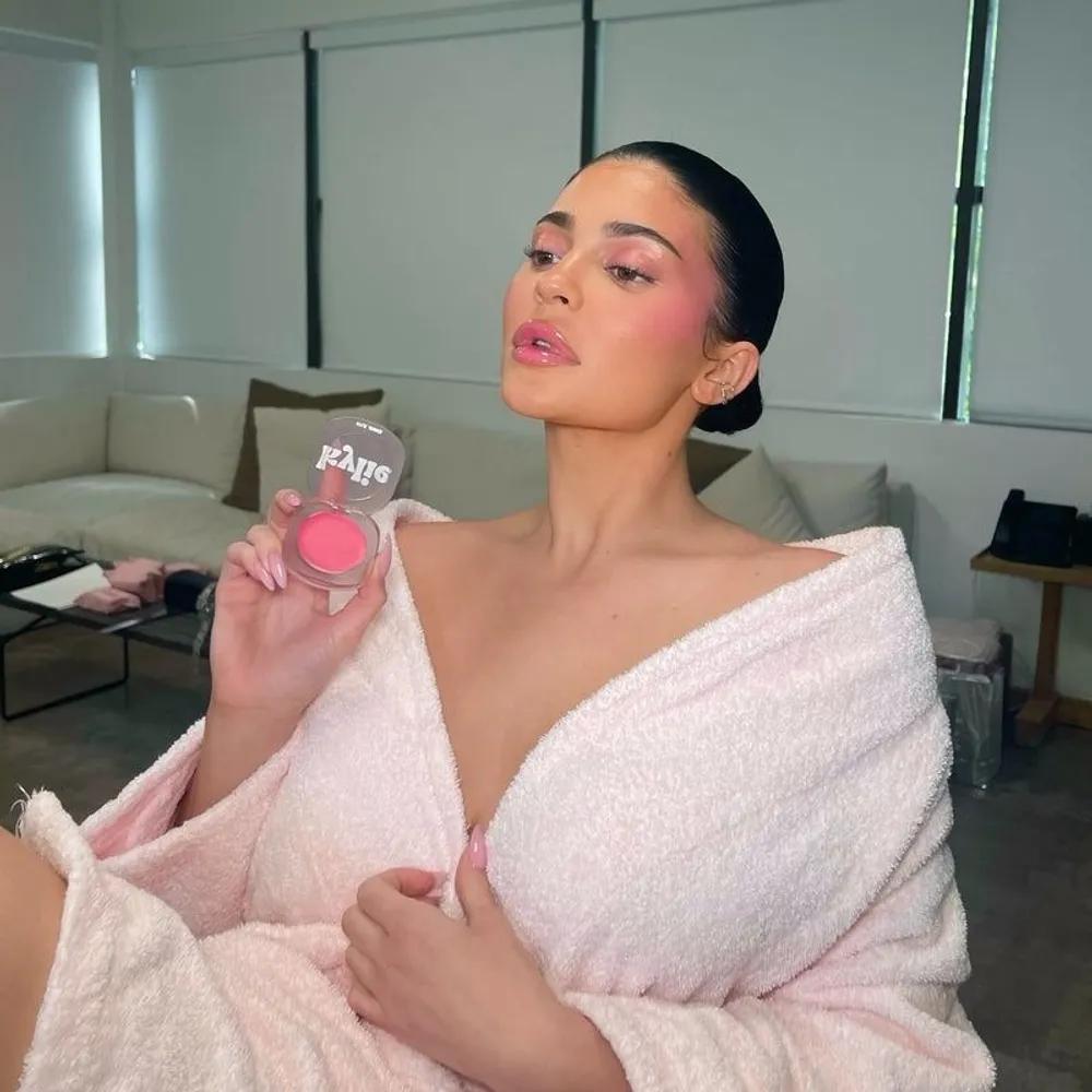 Kyle Cosmetics Кайли Дженнер Бальзам-хайлайтер для губ и щек