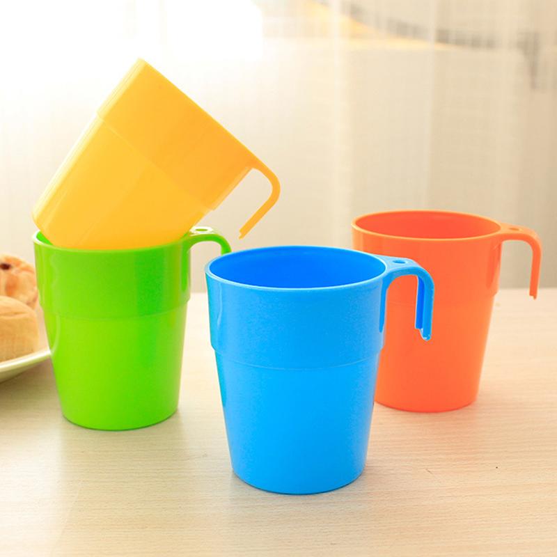 1 шт. Цветной стакан для воды, стакан с нескользящей ручкой, бытовая пластиковая кружка, простой пластиковый стакан, портативная кружка для чая с ручкой