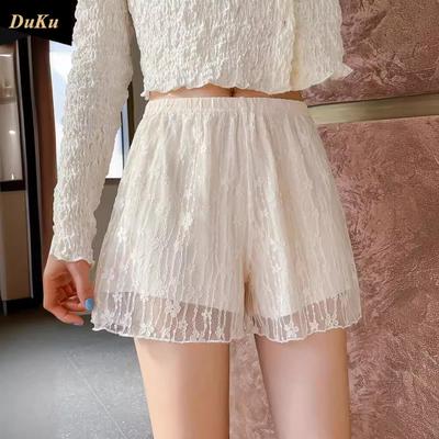 Нескользящие белые свободные леггинсы Pompadour с кружевной подкладкой можно носить поверх трехточечных шорт летом