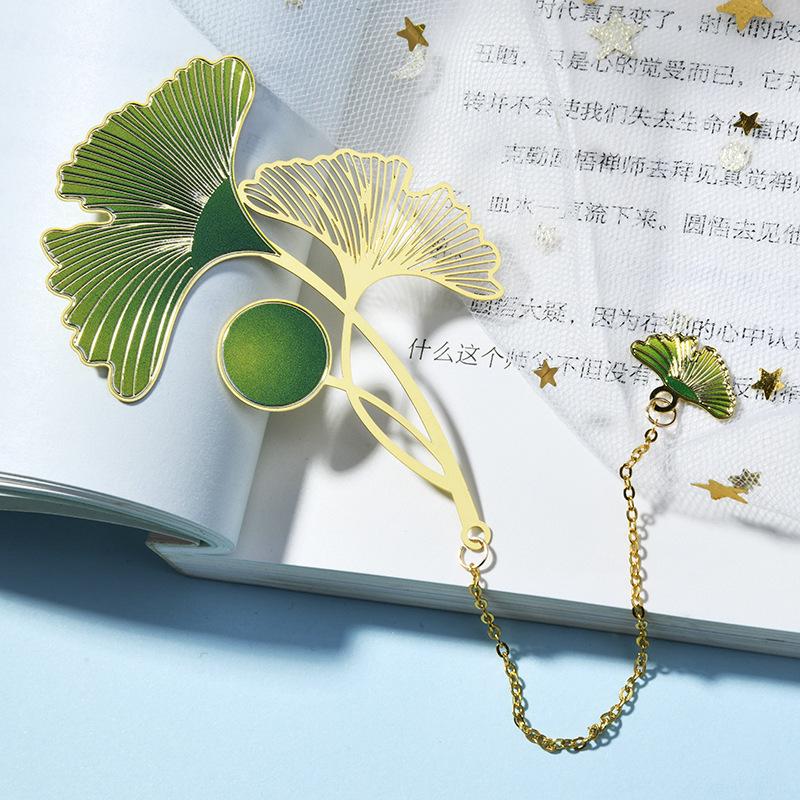 Aesthetic Metal Lucky Clover Bookmark with Tassel Set Exquisite Retro Floral Brass Bookmark for Book Creative Design Book Tab