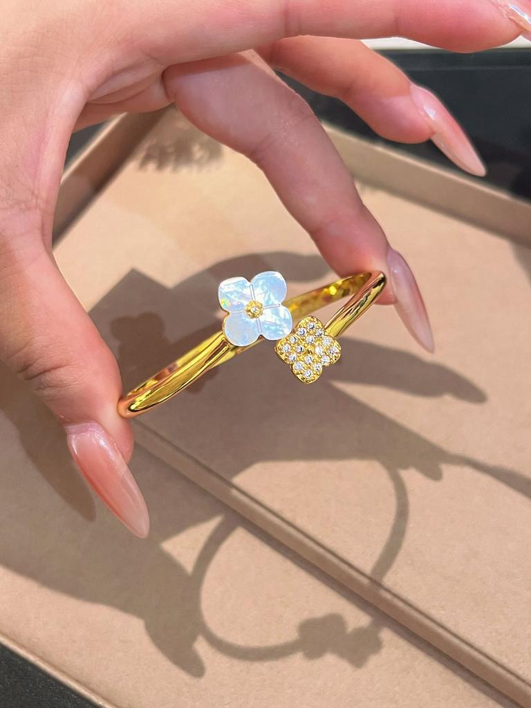 Французское ретро ожерелье с белой ракушкой в виде цветка с четырьмя лепестками с бахромой, браслет с пятью цветками, темперамент лепестков, премиальный набор легкой роскоши