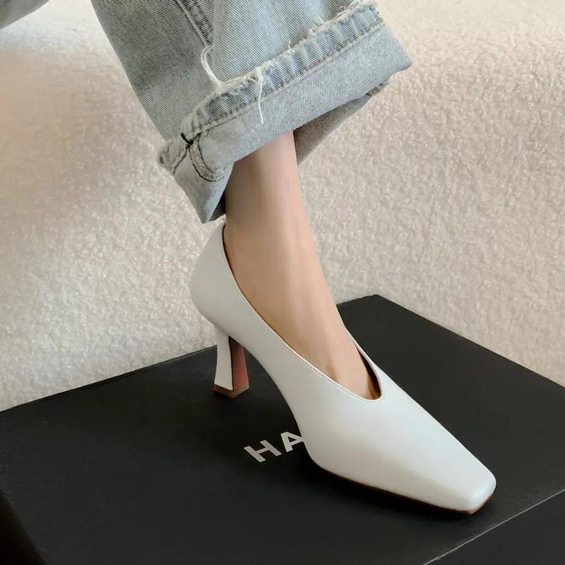 Fashion 2025 White Square Head High Heels Autumn New Temperament Thick With Niche Design V-Mouth Leather Vintage Single Shoes Women