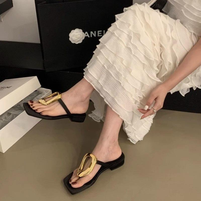 Women's Fashion Low Heel Sandals Women's Summer New Square Head Clip Toe Metal Square Buckle Temperament Flip-flops