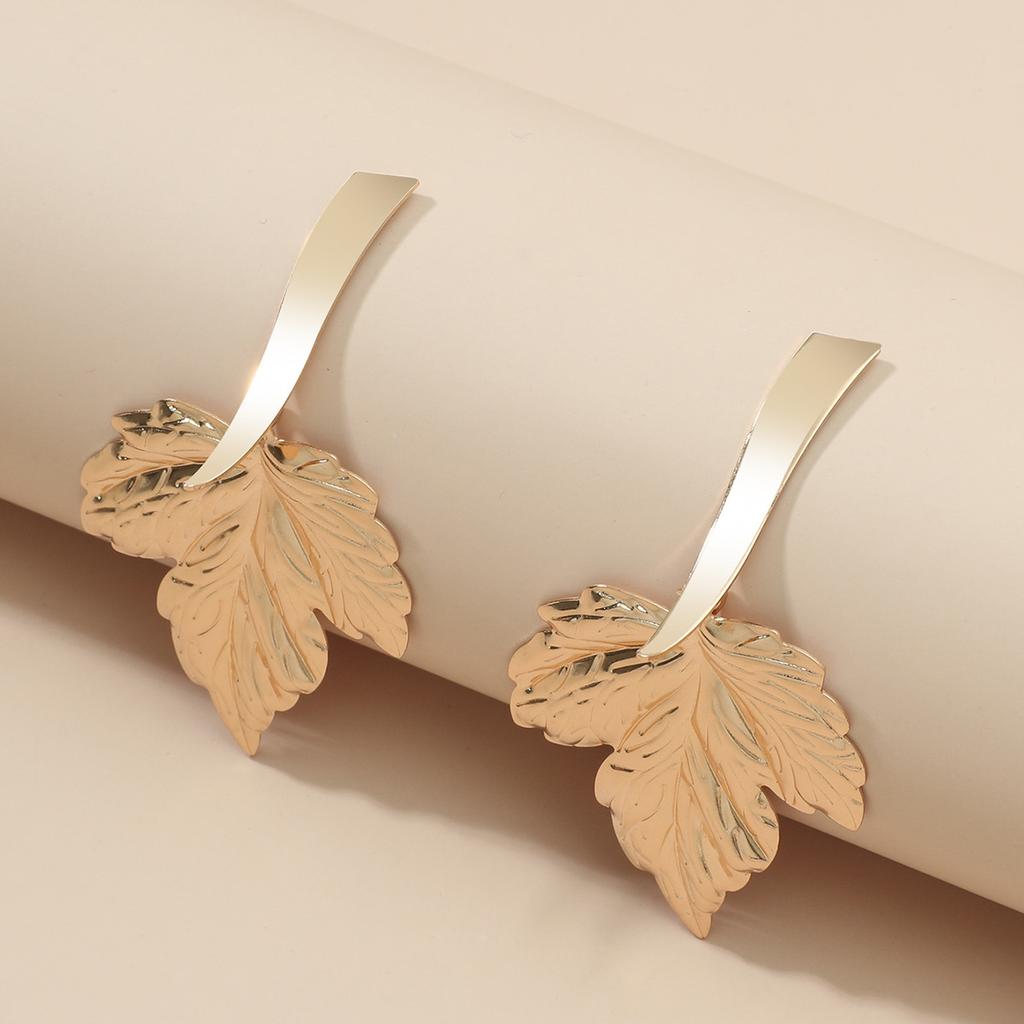 Модные простые металлические серьги с кленовым листом, женские популярные висячие серьги, вечерние ювелирные аксессуары