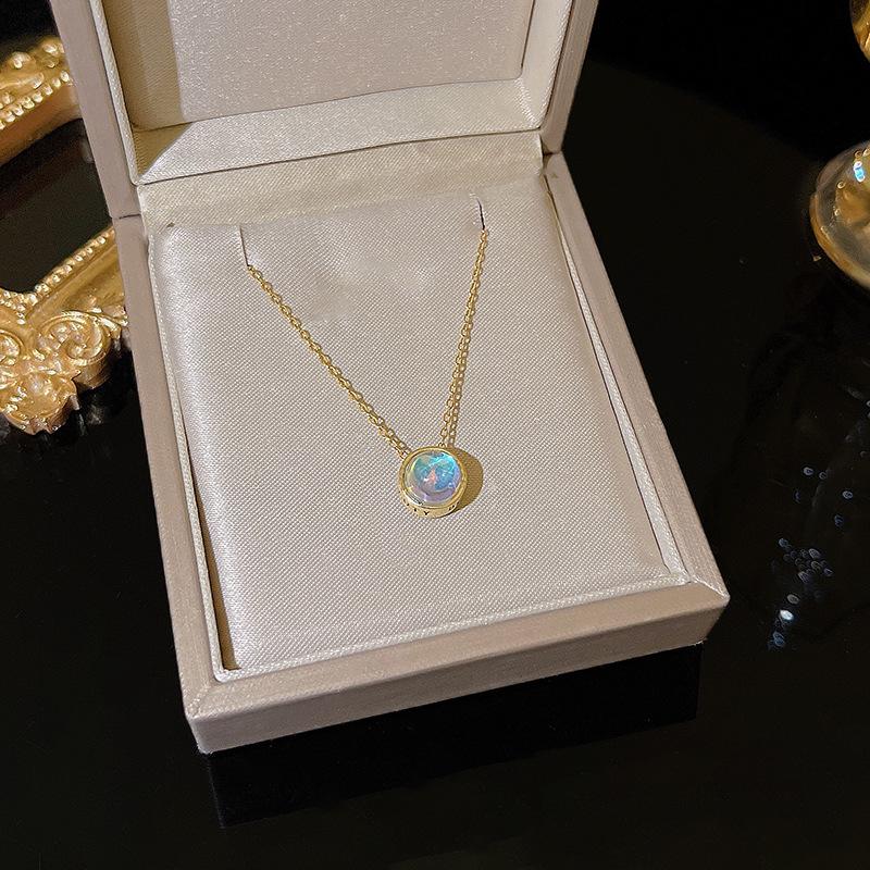 Butterfly Pearl Necklace for Women: High-End Titanium Steel Clavicle Chain Inspired by Internet Trends.