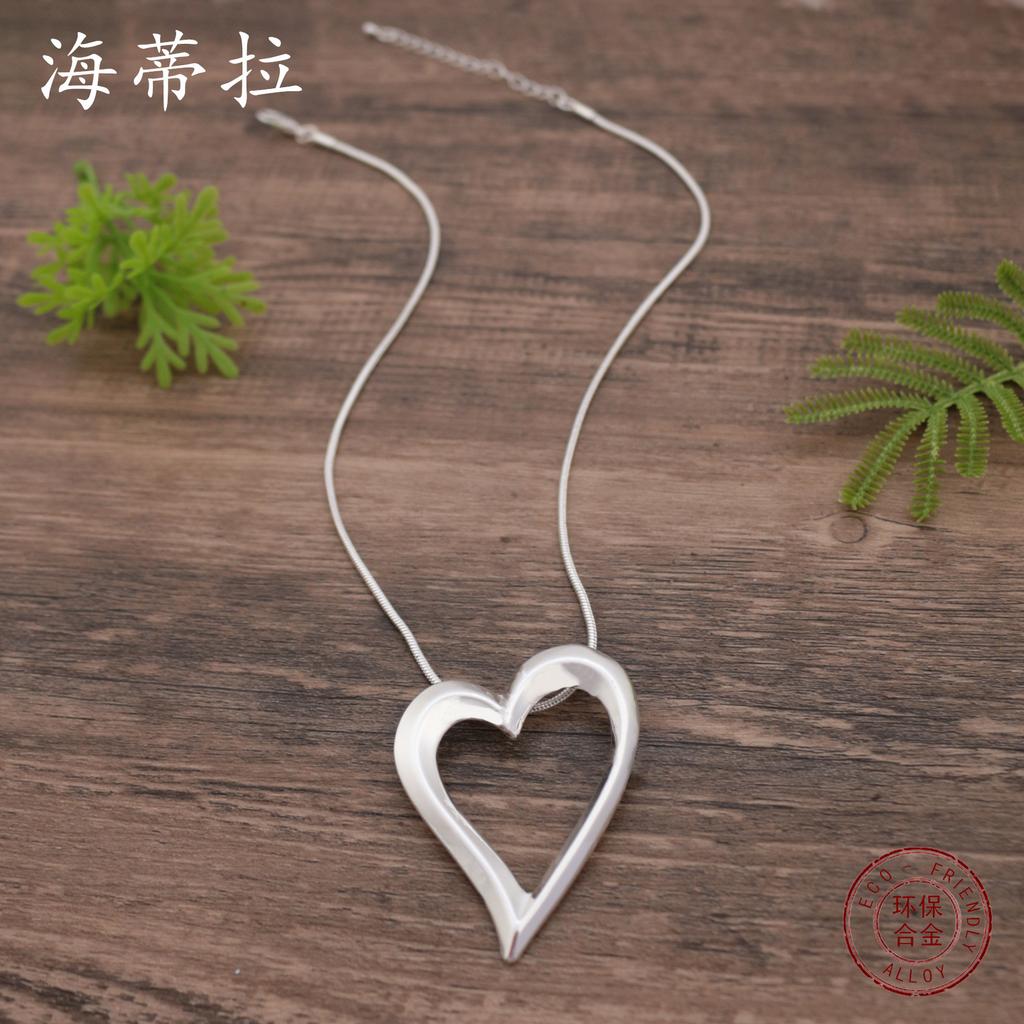 Luxury new smooth hollow love small pendant, women's high sense versatile heart-shaped alloy pendant