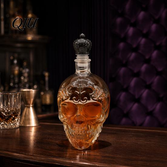 Barware Skull Decanter Whiskey Decanter, 500ml Gothic Glass Bottle with Stopper, Halloween Spirit Dispenser for Home Bar, Creepy Liquor