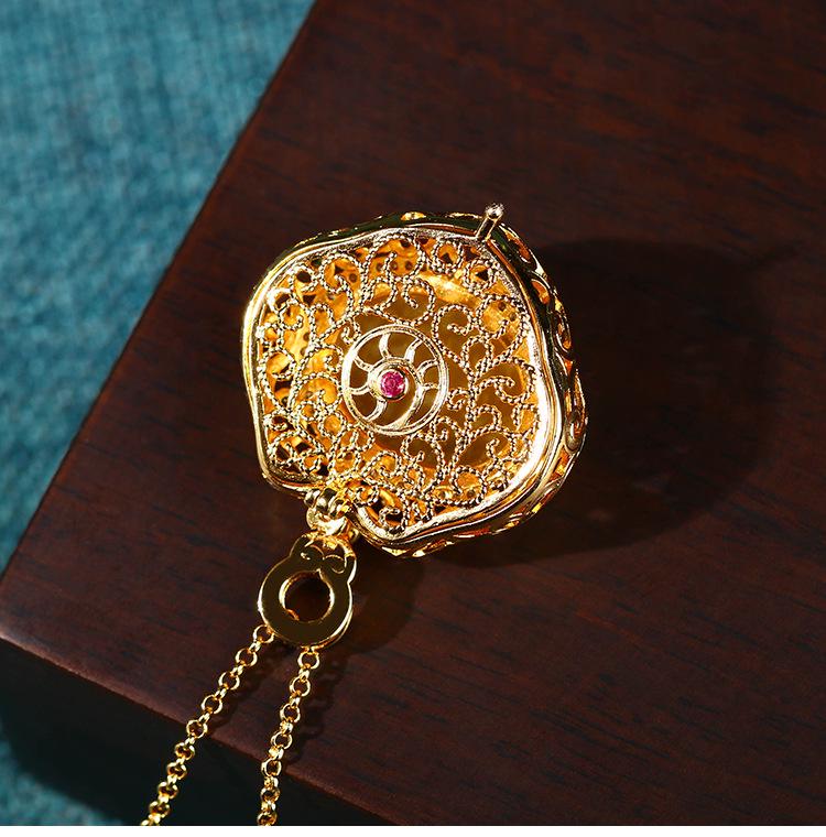 Ожерелье-кабошон из агата «Счастливое облако» Айюань с ажурным элементом «Жуи» и позолоченной коробкой Гау