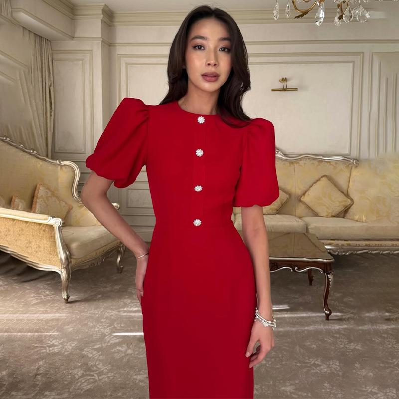 Европейская и американская женская мода: Однотонное облегающее платье с круглым вырезом, коротким рукавом и пуговицами (Стиль 2026)