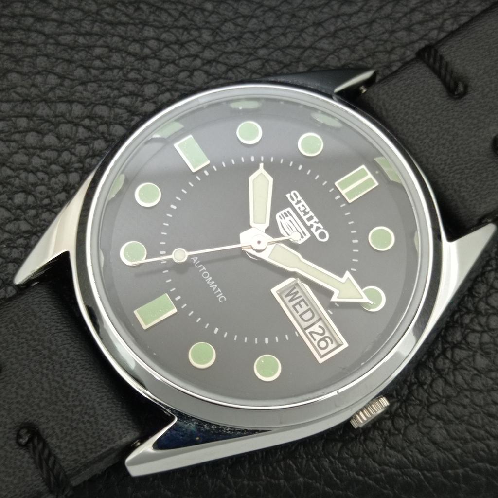 ЯПОНСКИЕ ВИНТАЖНЫЕ ОТРЕМОНТИРОВАННЫЕ МУЖСКИЕ АВТОМАТИЧЕСКИЕ ЧАСЫ SEIKO 5 С ЧЕРНЫМ ЦИФЕРБЛАТОМ a444242-1