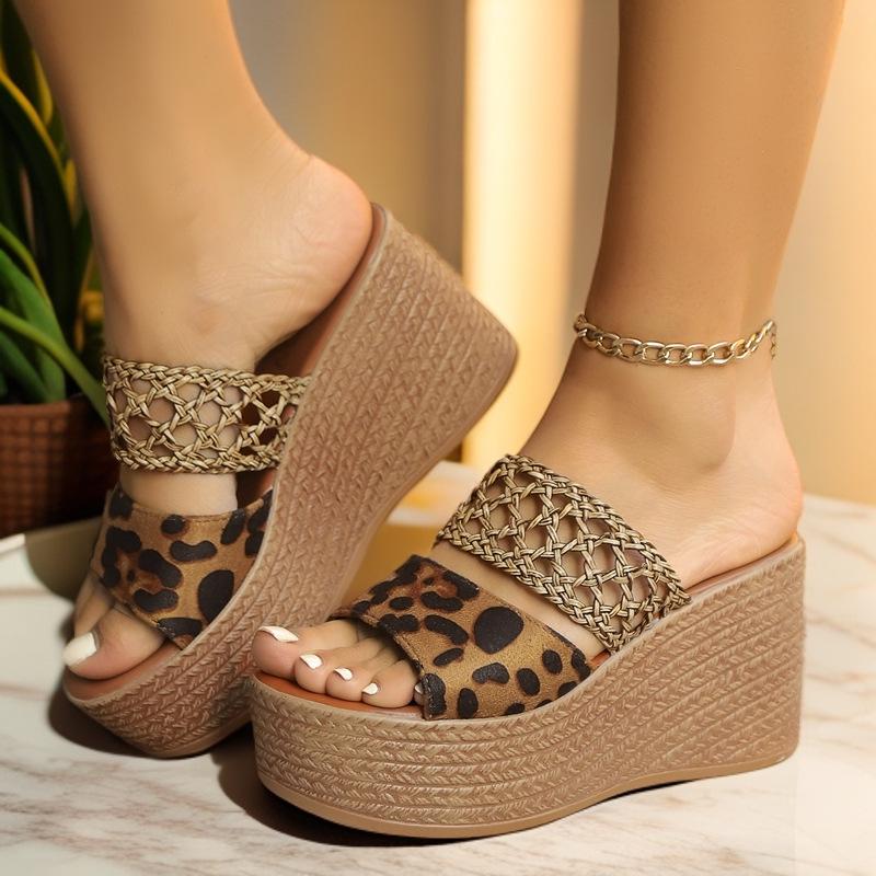 Пляжные сандалии с леопардовым принтом и большой танкеткой: Туфли-слипоны Hollow Roman с одним ремешком