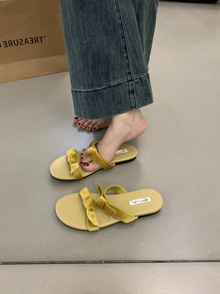 Сланцы Xiaoxiangfeng на плоской подошве с бантом женские 2025 новая нишевая модель с открытым носком повседневные пляжные крутые сланцы