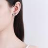 Элегантные серьги-гвоздики из 18-каратного золота с современным роскошным дизайном
