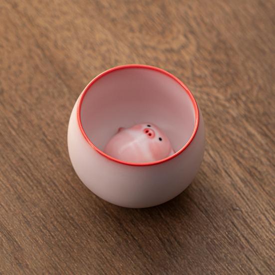 Лежащая свинка Кружка для бабл-чая Ручная работа Керамическая кружка с забавной свиньей, выдувающей пузыри Чайный питомец Уникальный подарок для любителей чая и декора дома