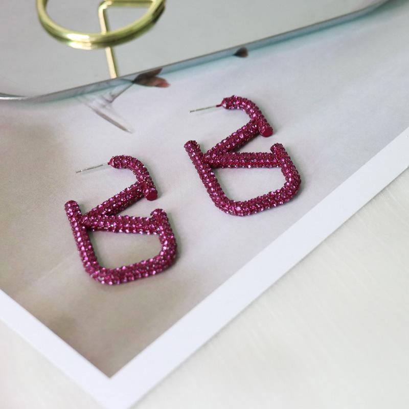 Роскошные серьги с бриллиантами в форме буквы V: Модный, стильный и милый индивидуальный дизайн