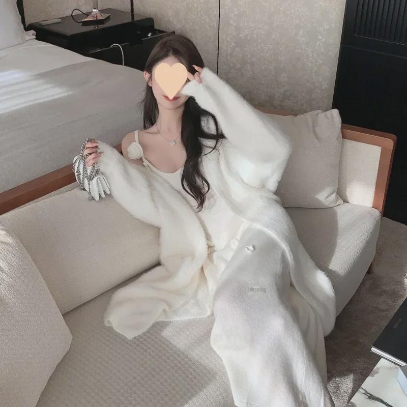 Элегантное белое трикотажное платье на подтяжках и уютный длинный свитер из двух предметов на осень/зиму