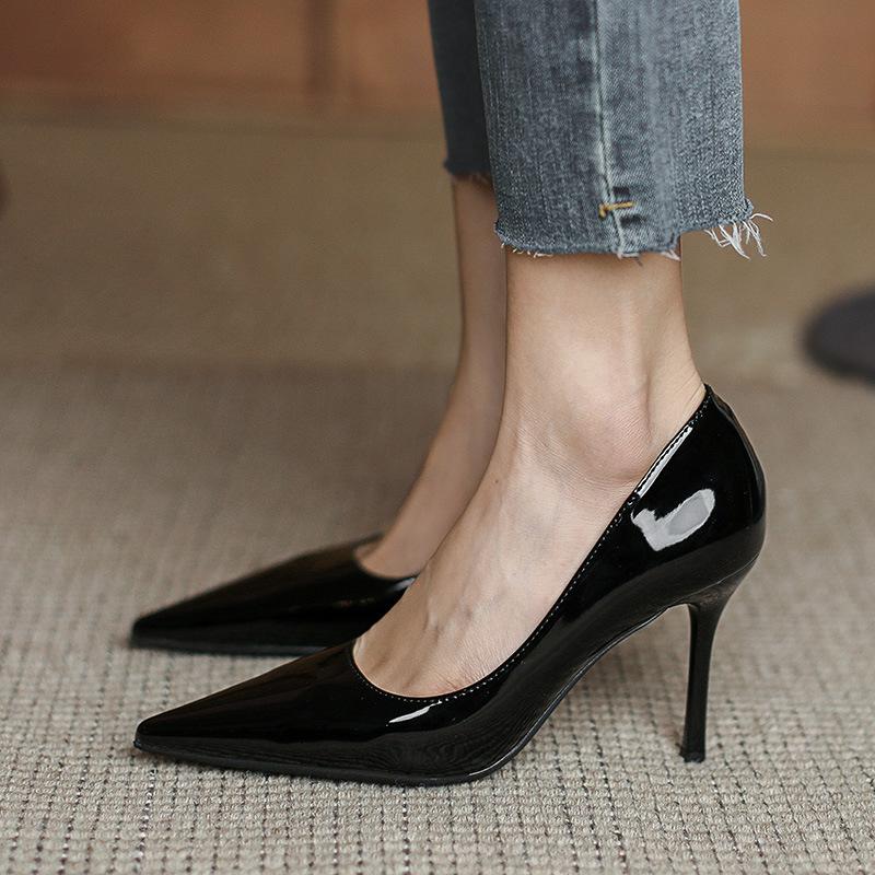 Туфли на высоком каблуке голого цвета с тонким каблуком из лакированной кожи с острым носком и неглубокой горловиной