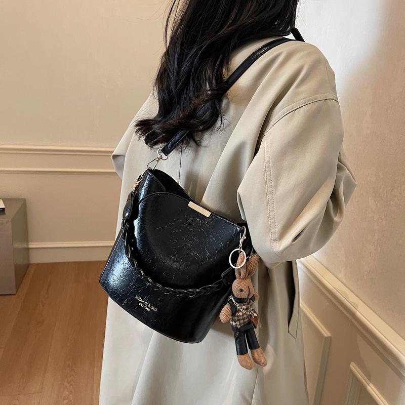 Premium Sense Niche Bag Women's Autumn and Winter 2025 New Retro Shoulder Messenger Bag Fashionable Women's Bucket Bag