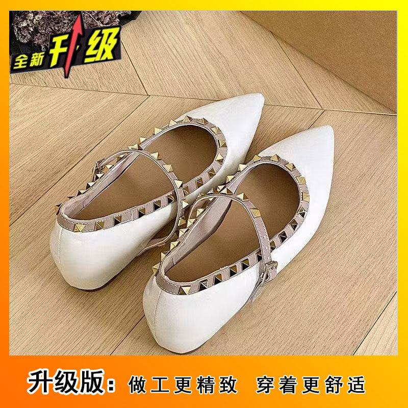 Маленькое увеличение внутренней высоты одинарные туфли женские 2025 лето темперамент заклепка острый носок Мэри Джейн для ношения на улице неглубокие туфли-лодочки из лакированной кожи
