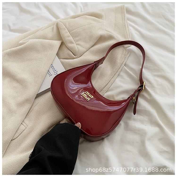 Премиальная глянцевая сумка-подмышка из лакированной кожи 2025 новая модная однотонная портативная сумка-полумесяц нишевая сумка-мессенджер на плечо для通勤