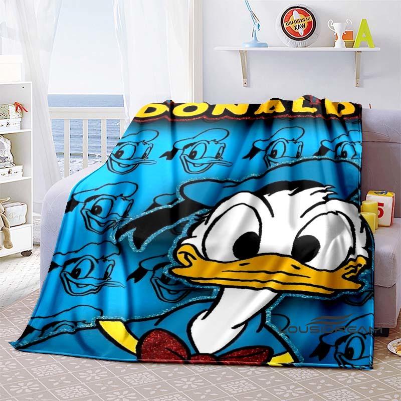 This Donald Duck cartoon print blanket is warm and comfortable, suitable for adults, and is an ideal choice for occasions such