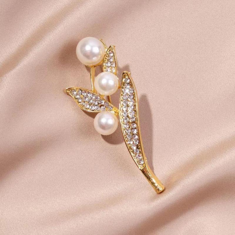 Brooch High-End Sense Niche High-End Women'S Silk Scarf Buckle Alloy Corsage Small Fragrant Wind Pearl Rhinestone High-End