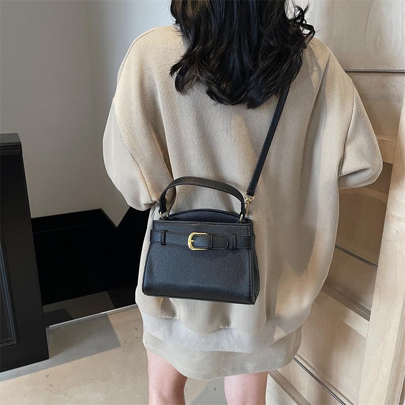 Премиальная маленькая квадратная сумка с узором личи для женщин, новая летняя модная сумка на плечо 2025 года, сумка-тоут в иностранном стиле с ремешком и пряжкой