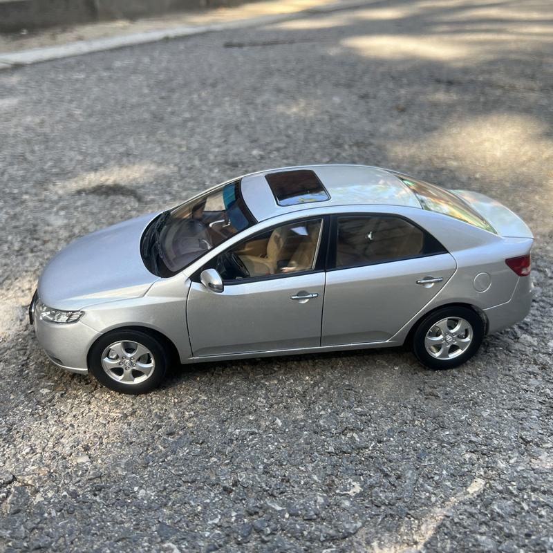 SKTF2 1:18 Оригинальная Масштабная Модель, KIA Forte 2009, Покраска с Дефектом, Литая Модель для Коллекционирования и Демонстрации rdpw7