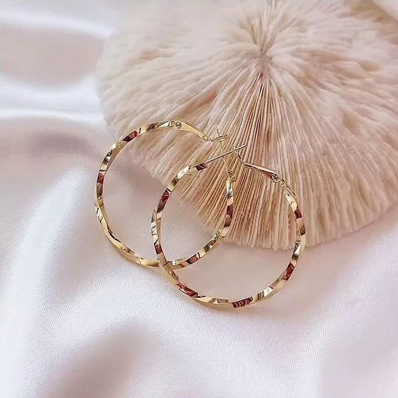 European and American fashion high-end atmospheric earrings trendy cool earrings versatile personalized party big earrings exquisite commuter earrings